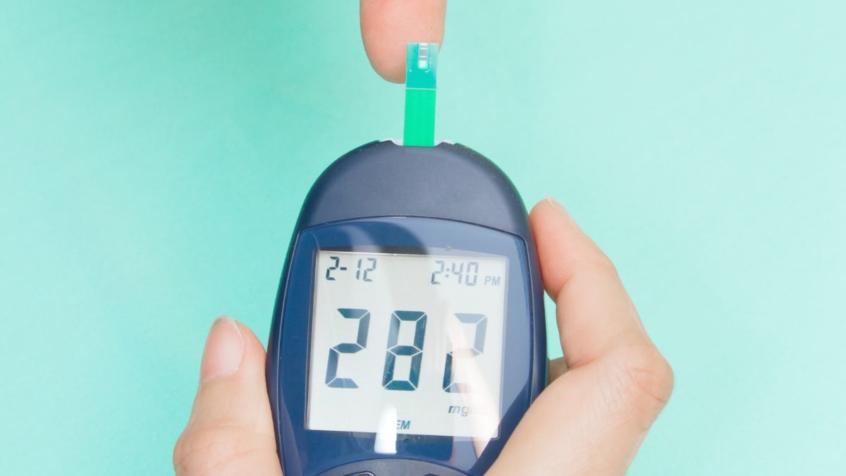 Glicosímetro mostrando a glicemia alta no valor de 282mg/dL